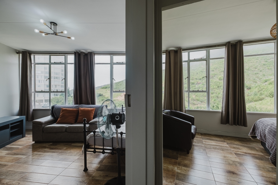 1 Bedroom Property for Sale in Vredehoek Western Cape